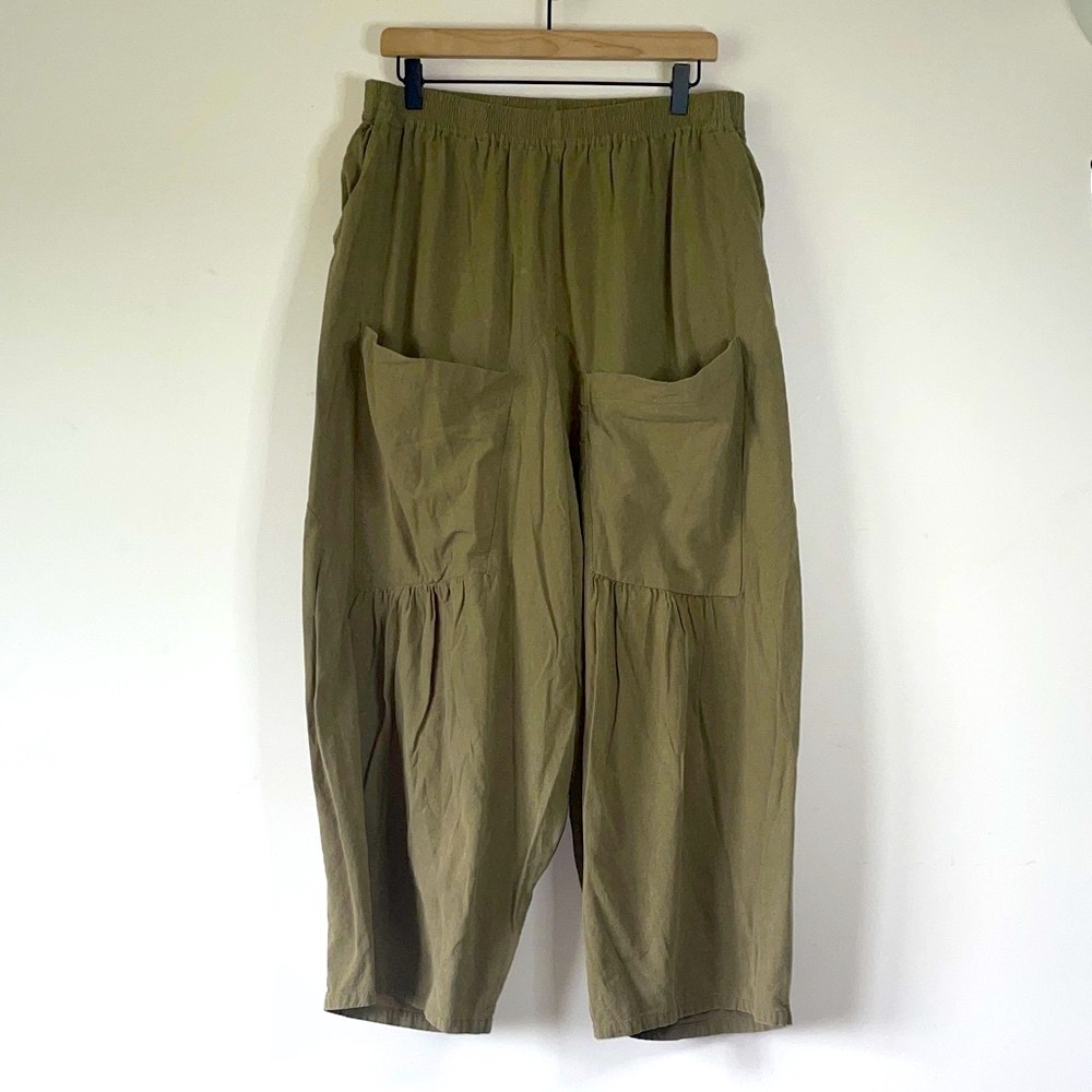 Eesome Cropped Harem pants with an elasticized waist and large patch pockets